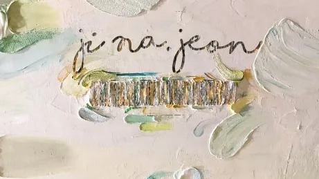 캔버스에 그려 넣은 작가의 서명 ji na. jeon